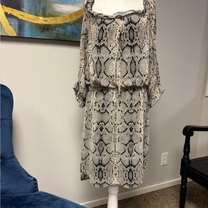 Jessica Simpson Black and White 3/4 Sleeve Scoop Neck